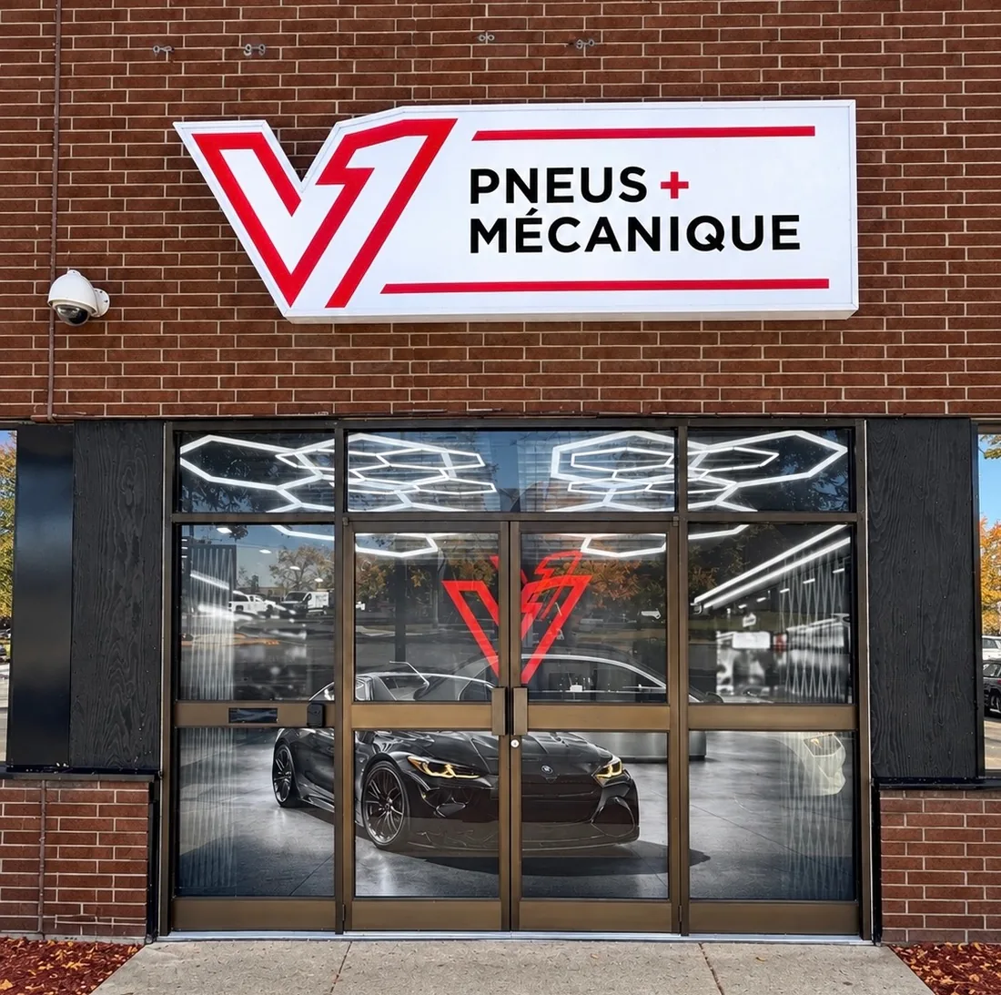 Façade du garage V1 Pneus + Mécanique, 9345 rue Pascal-Gagnon à St-Léonard, avec l'enseigne rouge V1